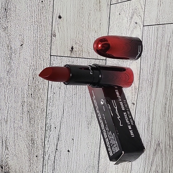 NIB MAC Cosmetics LOVE ME LIPSTICK in E for Effortless - Picture 1 of 1